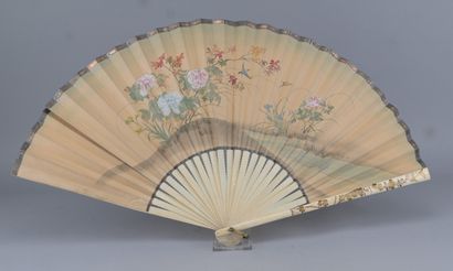 Asian fan – painted paper – early 20th century

Asian...