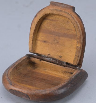 Tabatière en bois sculpté – XIXe siècle

Tabatière...