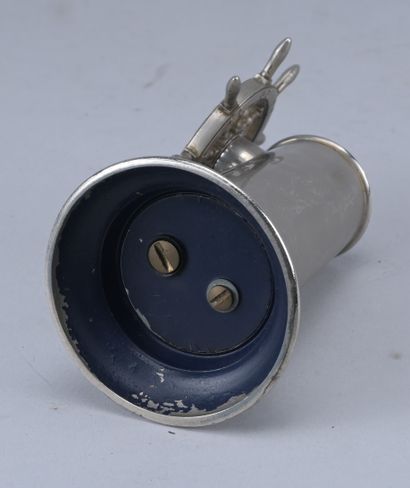Briquet de table gouvernail, métal, XXe siècle

Briquet...