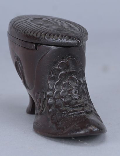 Tabatière en forme de soulier – bois sculpté...