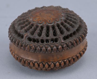 Tabatière en corozo ajouré – XIXe siècle

Petite...