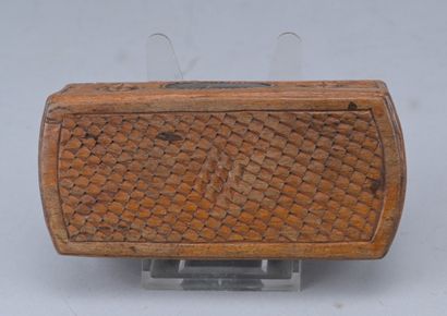 Tabatière en bois sculpté, XIXe siècle

Tabatière...
