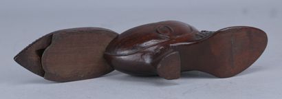 Tabatière en forme de soulier – bois sculpté...