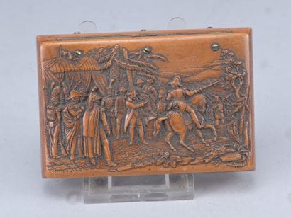 Boîte en bois sculpté à décor napoléonien...