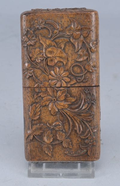 Boîte en bois sculpté – Début XXe siècle

Boîte...