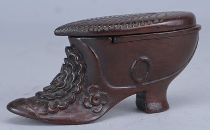 Tabatière en forme de soulier – bois sculpté...