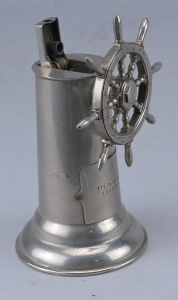 Briquet de table gouvernail, métal, XXe siècle

Briquet...