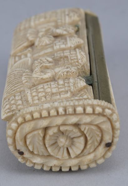 Tabatière en os sculpté – XIXe siècle

Tabatière...
