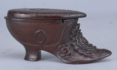 Tabatière en forme de soulier – bois sculpté...