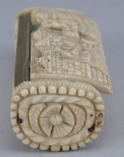 Tabatière en os sculpté – XIXe siècle

Tabatière...
