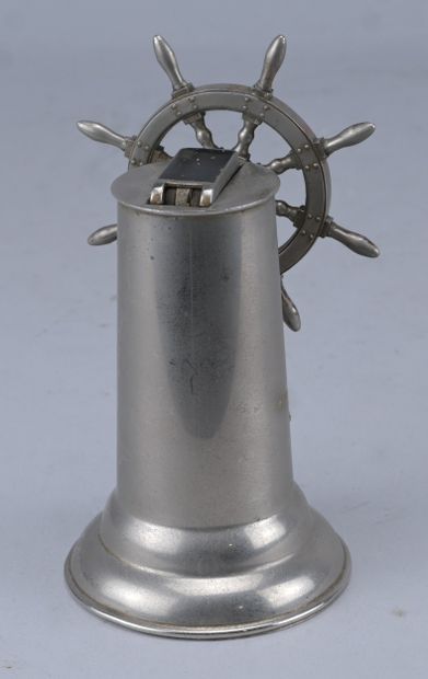 Briquet de table gouvernail, métal, XXe siècle

Briquet...