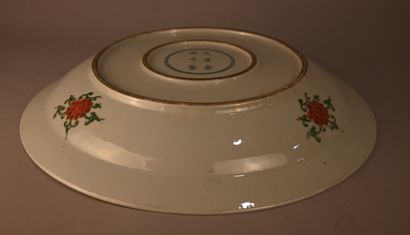 Large porcelain dish with fish decoration...