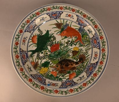 Large porcelain dish with fish decoration...