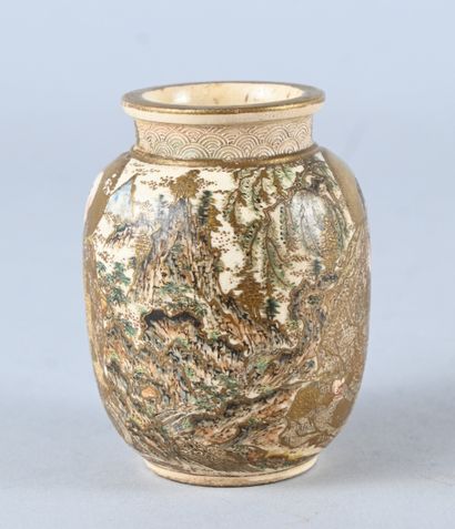 Small satsuma earthenware vase decorated...