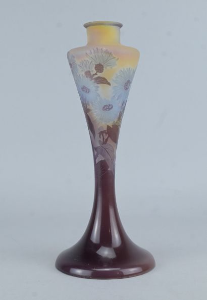 Gallé lamp base with acid-etched daisy decoration,...