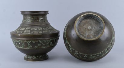 Pair of bronze vases, Vietnam, 19th century
Pair...