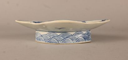 Blue and white porcelain lobed bowl on heel,...