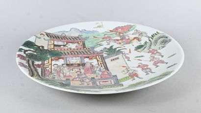 Large Chinese porcelain dish with narrative...