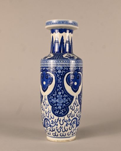 Blue and white porcelain vase, China, apocryphal...