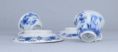 Paire de tasses et soucoupes en porcelaine...