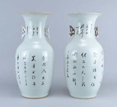 Paire de grands vases chinois en porcelaine...