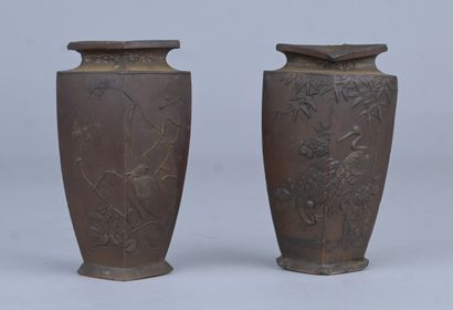 Paire de vases japonais en laiton à décor...
