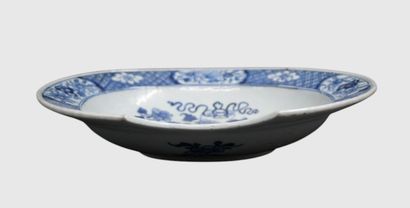 Plat de barbier chinois bleu et blanc, XVIIIe...