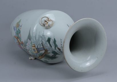 Grand vase chinois en porcelaine à décor...