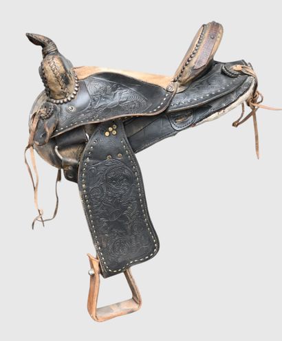 Selle western américaine en cuir décoré

Ancienne...