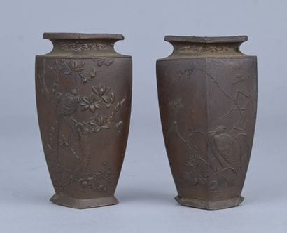Paire de vases japonais en laiton à décor...