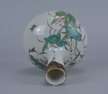 Vase bouteille en porcelaine à décor de lotus...