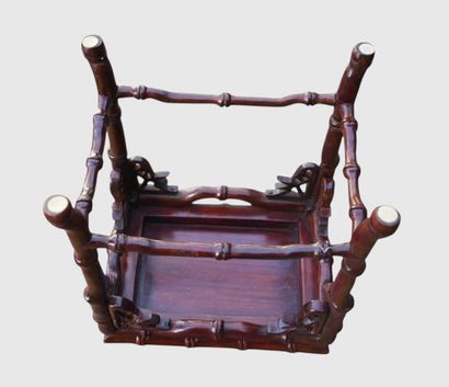 Support chinois en bois sculpté style bambou

Élégant...