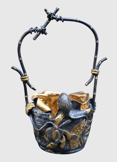 Panier en bronze doré et argenté avec rat

Élégant...