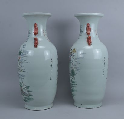 Paire de grands vases chinois en porcelaine...