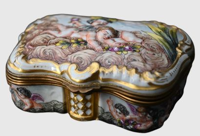Boîte en porcelaine de style Capodimonte,...