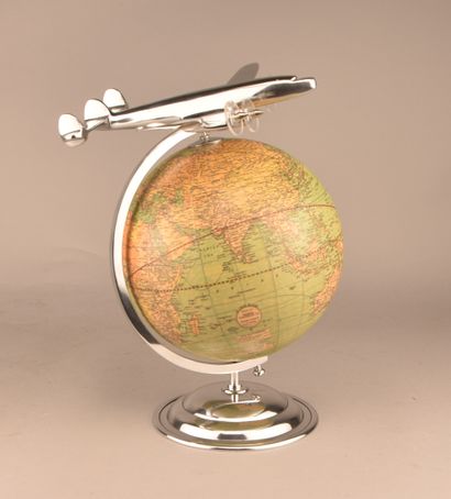 Globe terrestre avec avion, Weber Costello

Globe...