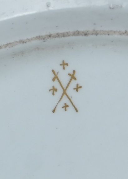 Suite de six assiettes en porcelaine tendre...