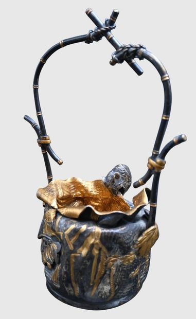 Panier en bronze doré et argenté avec rat

Élégant...