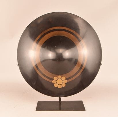 Jingasa laqué aux armoiries du clan Hosokawa...