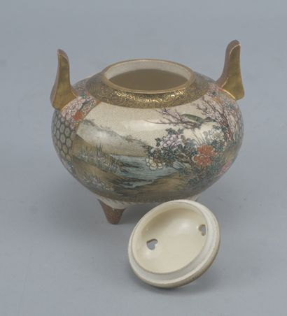 Koro tripode en faïence Satsuma à décor de...
