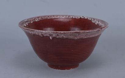 Grand bol en céramique émaillée rouge flambé,...