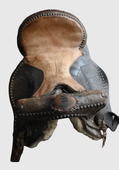 Selle western américaine en cuir décoré

Ancienne...
