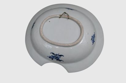 Plat de barbier chinois bleu et blanc, XVIIIe...