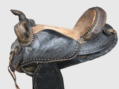 Selle western américaine en cuir décoré

Ancienne...