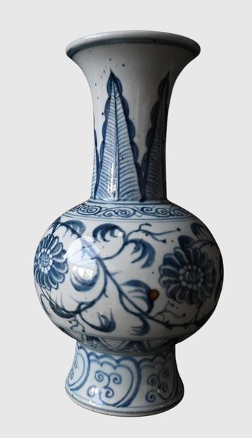 Vase vietnamien Chu Đậu bleu et blanc XVIe...
