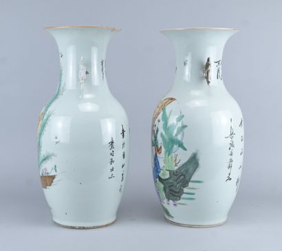 Paire de grands vases chinois en porcelaine...