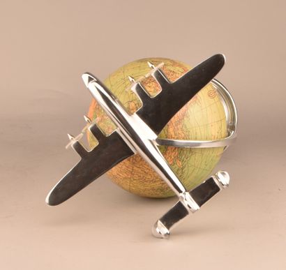 Globe terrestre avec avion, Weber Costello

Globe...