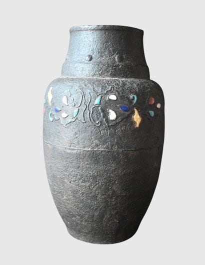 Vase chinois en fer et émaux champlevés

Vase...