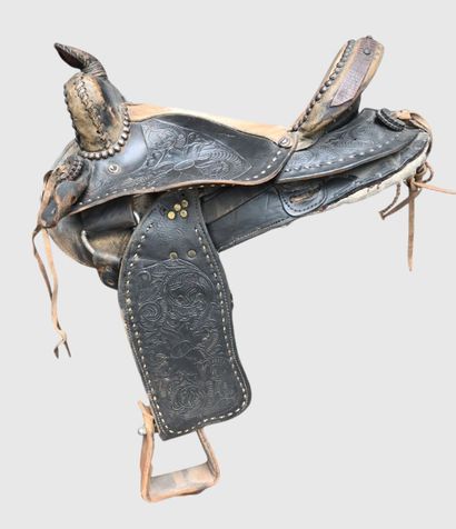 Selle western américaine en cuir décoré

Ancienne...