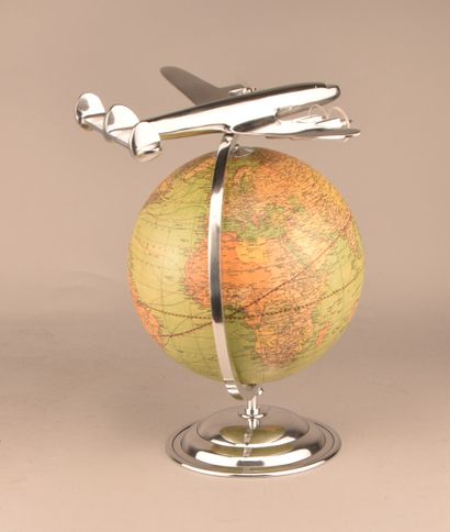 Globe terrestre avec avion, Weber Costello

Globe...